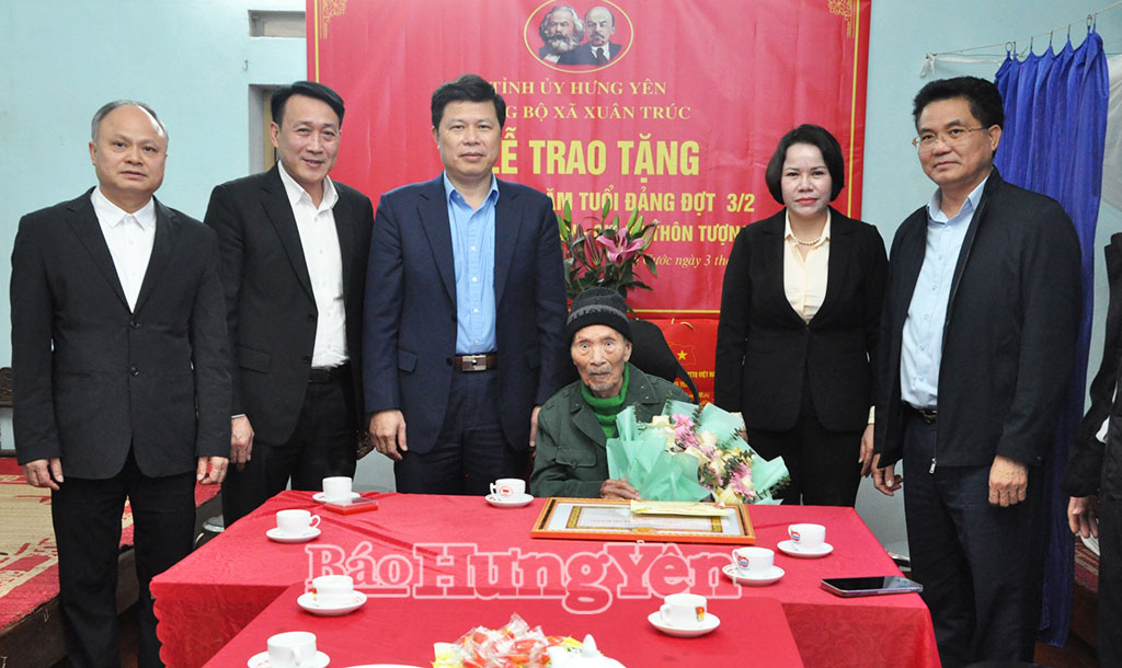   Đồng chí Trần Quốc Toản, Phó Bí thư Thường trực VV88 casino, Chủ tịch Ủy ban MTTQ Việt Nam tỉnh trao Huy hiệu Đảng và tặng quà Tết