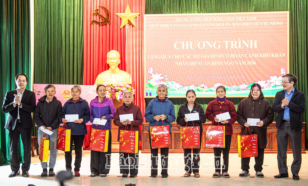   Đồng chí Phó Chủ tịch Ủy ban Trung ương MTTQ Việt Nam, Chủ tịch Hội Nông dân Việt Nam Lương Quốc Đoàn dự chương trình tặng quà Tết tại xã A Sào