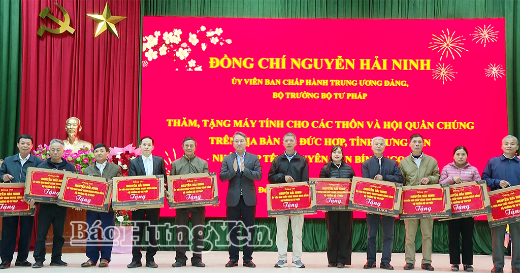   Đồng chí Bộ trưởng Bộ Tư pháp Nguyễn Hải Ninh thăm, tặng quà Tết tại xã Đức Hợp