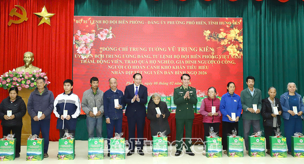   Trung tướng Vũ Trung Kiên, Ủy viên Ban Chấp hành Trung ương Đảng, Tư lệnh Bộ đội Biên phòng thăm, chúc Tết và tặng quà tại phường Phố Hiến