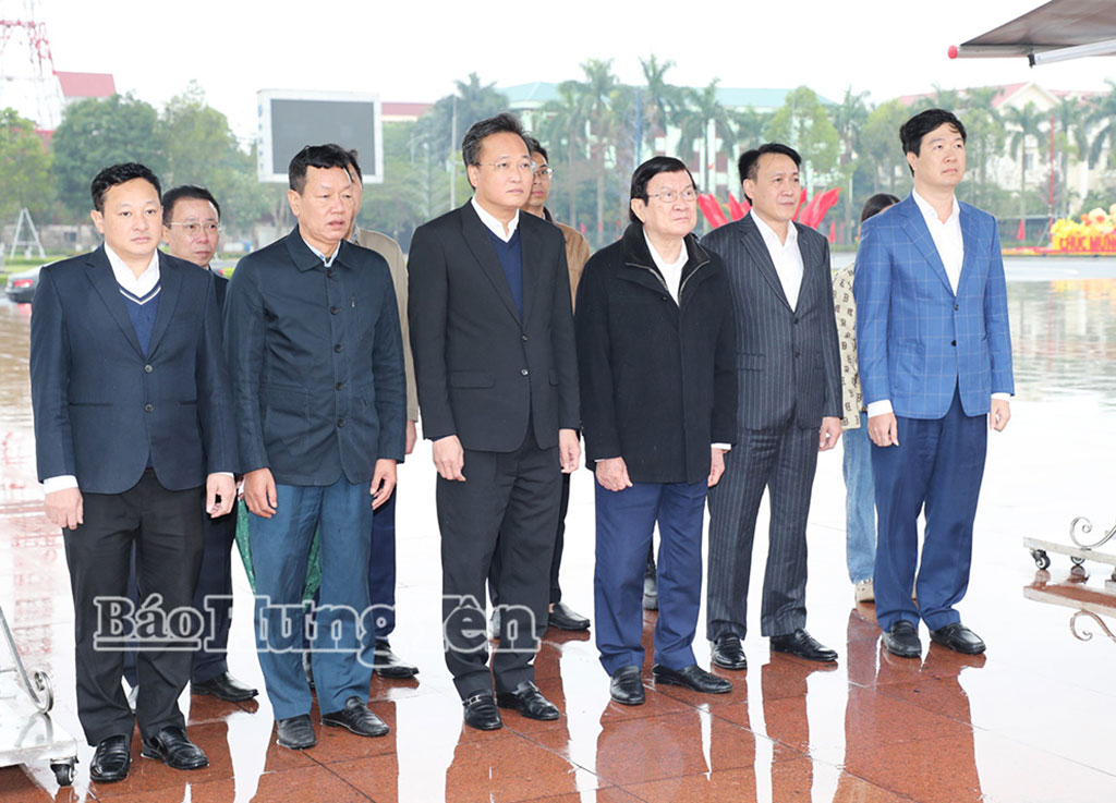   Nguyên Chủ tịch nước Trương Tấn Sang và các đồng chí lãnh đạo tỉnh dâng hoa, dâng hương tưởng nhớ Tổng Bí thư Nguyễn Văn Linh