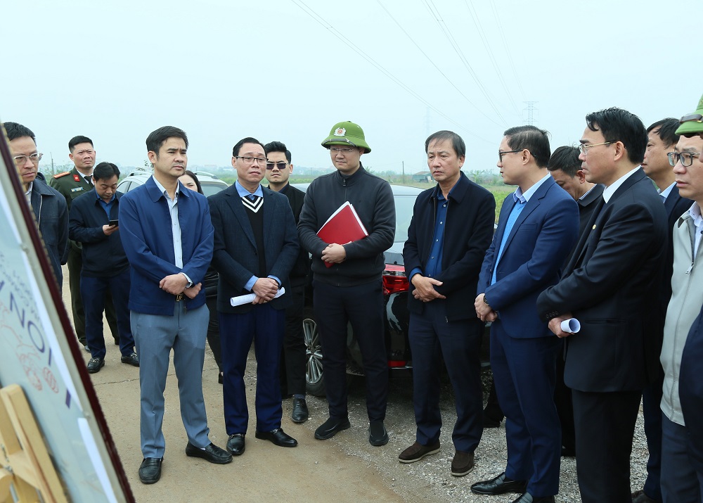   Đồng chí Phó Chủ tịch UBND tỉnh Nguyễn Hùng Nam kiểm tra tiến độ các dự án trọng điểm và tặng quà Tết công nhân