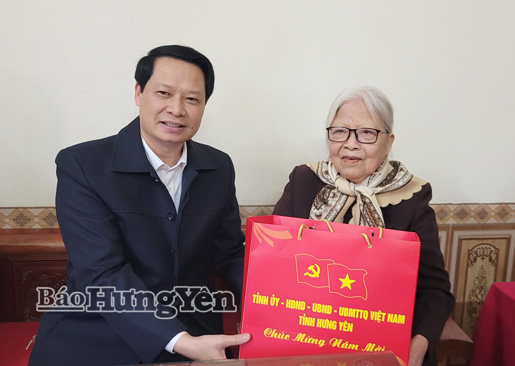   Đồng chí Trưởng ban Nội chính VV88 casino Hoàng Thái Phúc tặng quà Tết tại phường Sơn Nam