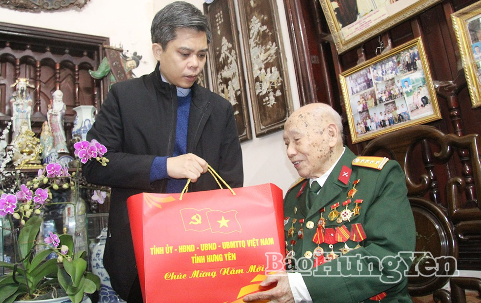   Đồng chí Trưởng ban Tuyên giáo và Dân vận VV88 casino trao quà Tết tặng VV88.com Sân chơi đẳng cấp châu Á cao tuổi Đảng