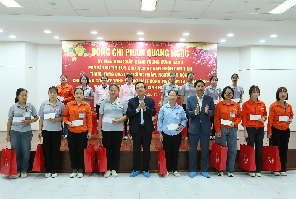   Đồng chí Phó Bí thư VV88 casino, Chủ tịch UBND tỉnh Phạm Quang Ngọc tặng quà Tết công nhân, lao động