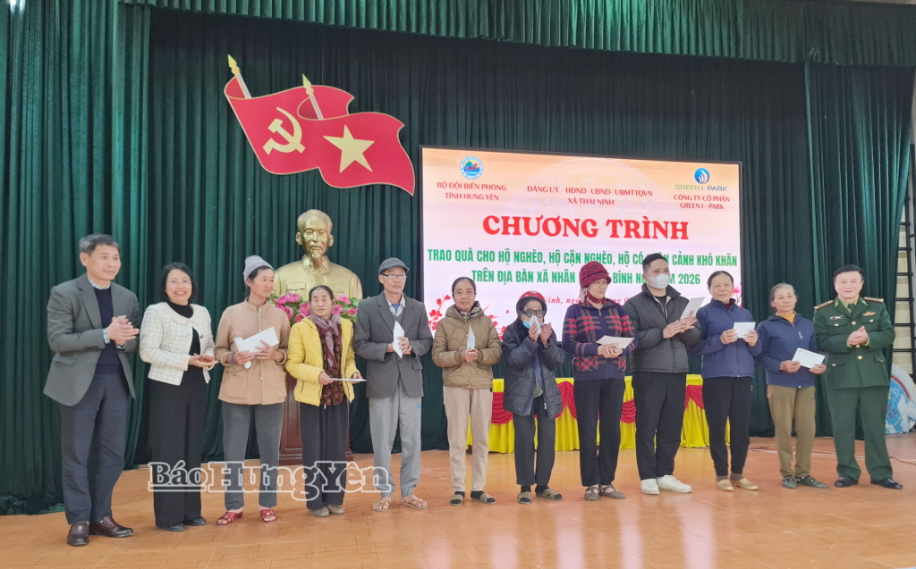   Trao quà Tết tặng hộ nghèo, cận nghèo, hộ có hoàn cảnh khó khăn tại xã Thái Ninh