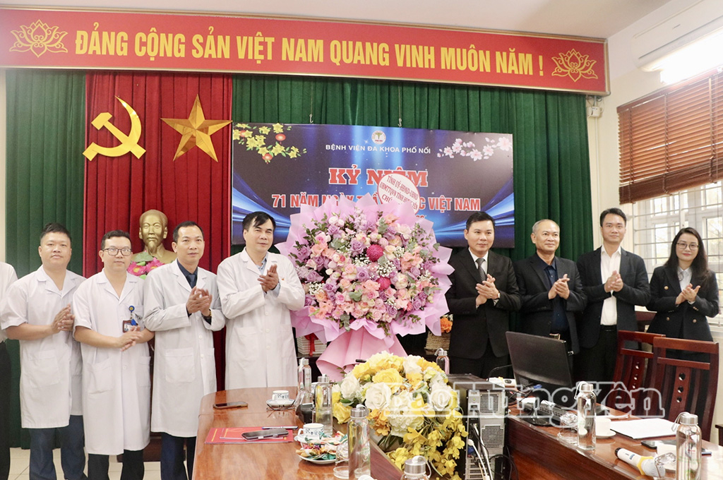   Đồng chí Phó Chủ tịch Thường trực UBND tỉnh chúc mừng đội ngũ thầy thuốc Bệnh viện Đa khoa Phố Nối