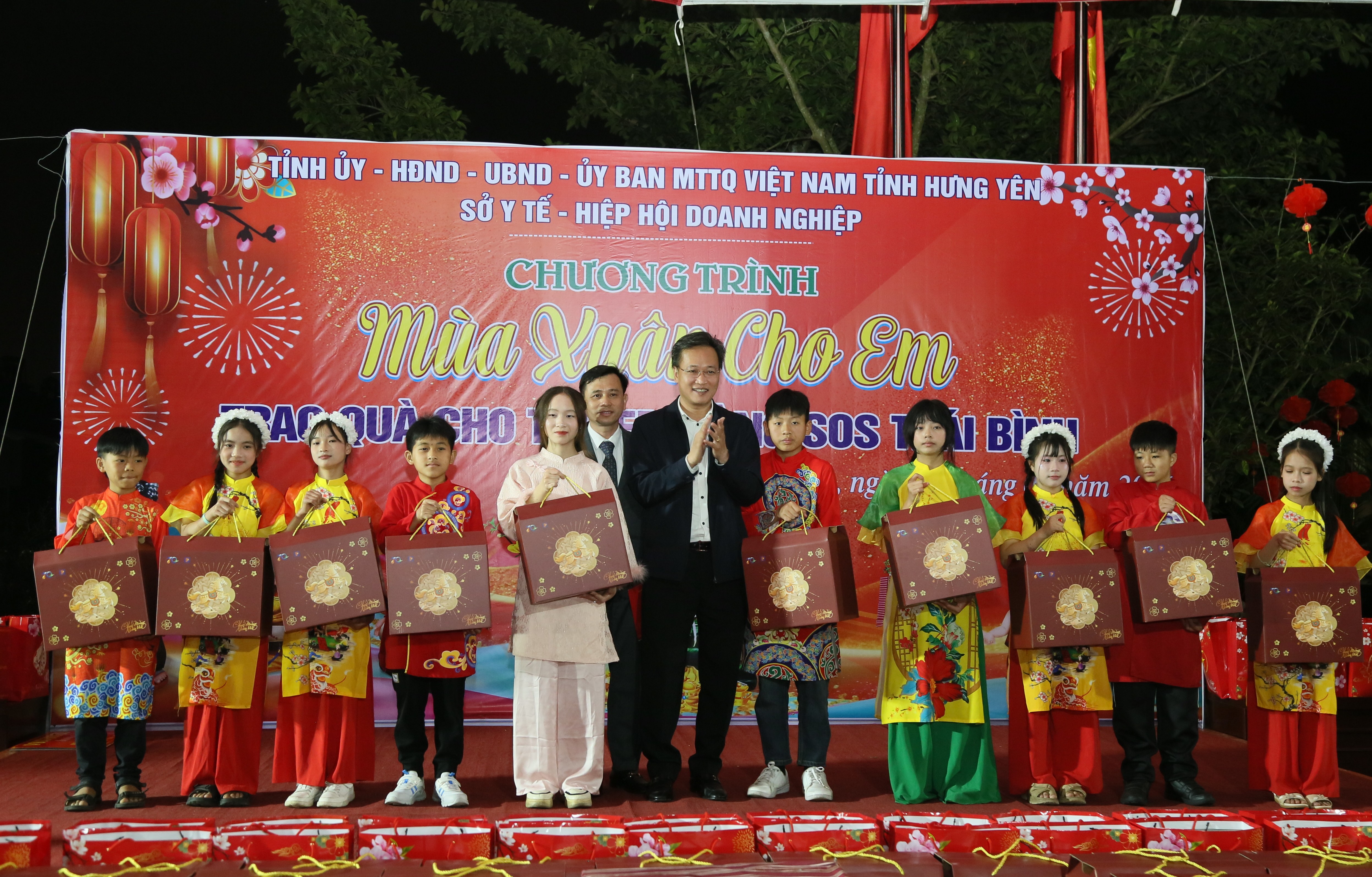   Đồng chí Bí thư VV88 casino cùng các đồng chí lãnh đạo tỉnh chung vui “Mùa Xuân cho em” tại Làng trẻ em SOS