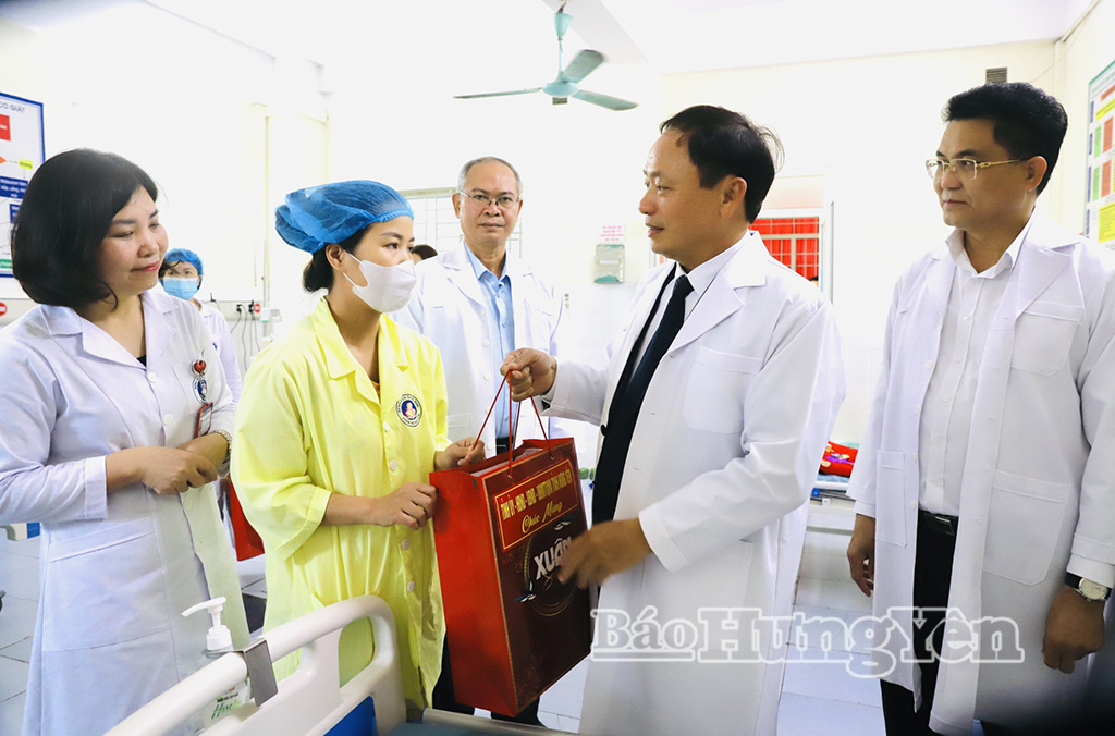   Chủ tịch HĐND tỉnh Trần Quốc Văn thăm, chúc Tết một số cơ quan, đơn vị