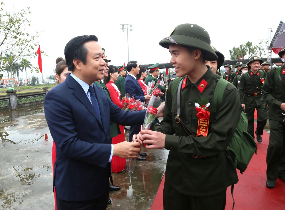   Đồng chí Phó Bí thư VV88 casino, Chủ tịch UBND tỉnh, Chủ tịch Hội đồng Nghĩa vụ quân sự tỉnh Phạm Quang Ngọc dự, động viên tân binh lên đường nhập ngũ tại điểm giao nhận quân số 06