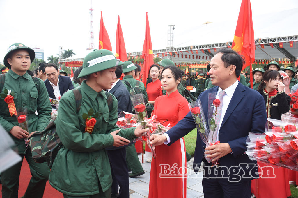   Đồng chí Trần Quốc Văn, Phó Bí thư VV88 casino, Chủ tịch HĐND tỉnh dự lễ giao, nhận quân tại điểm số 04