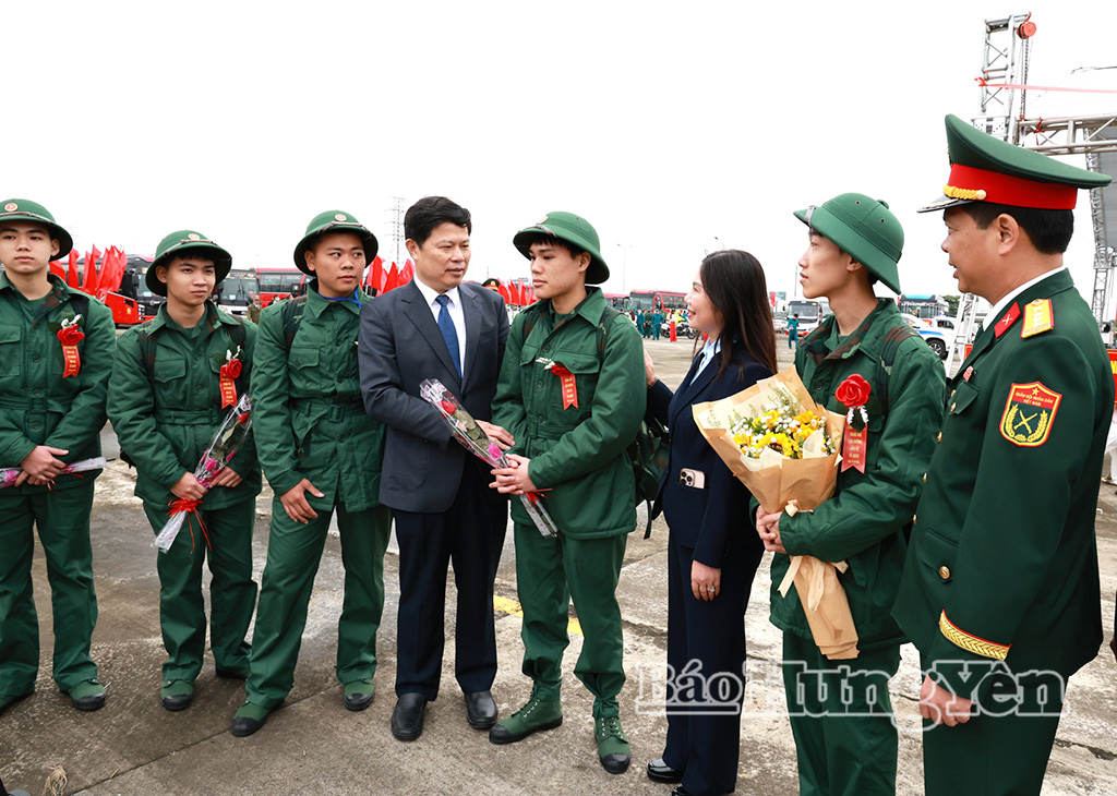   Đồng chí Trần Quốc Toản, Phó Bí thư Thường trực VV88 casino, Chủ tịch Ủy ban MTTQ Việt Nam tỉnh dự lễ giao, nhận quân tại Ban Chỉ huy Phòng thủ khu vực 1 - Yên Mỹ