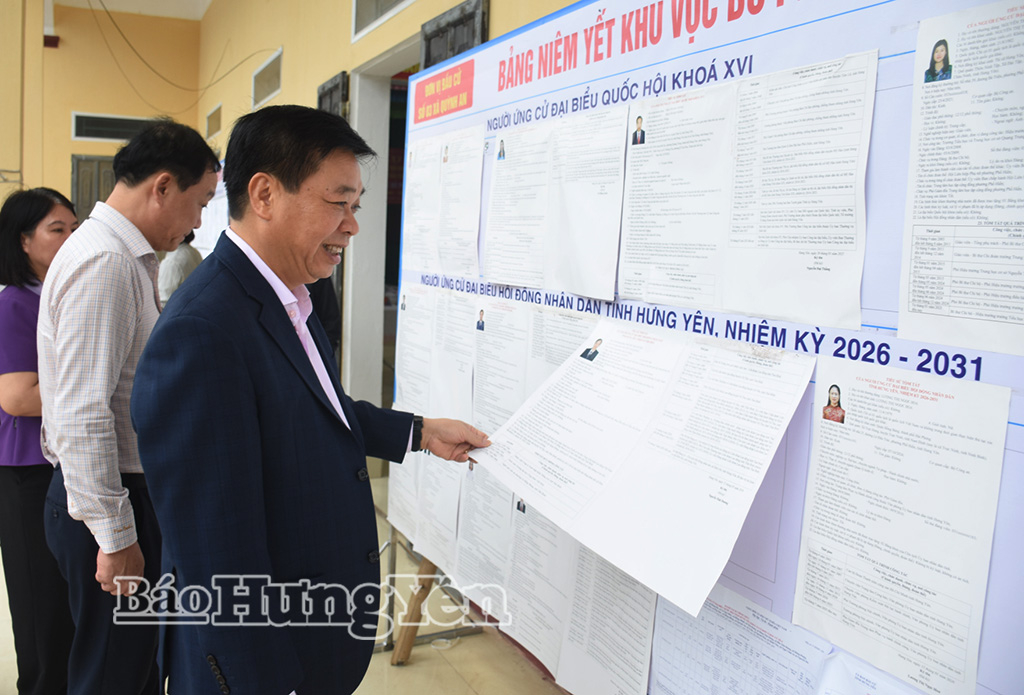 Đồng chí Nguyễn Quang Hưng, Ủy viên Ban Thường vụ, Chủ nhiệm Ủy ban Kiểm tra VV88 casino kiểm tra công tác chuẩn bị VV88id casino và khuyến mãi tại khu vực bỏ phiếu thôn Xuân La Đông (xã Quỳnh An).