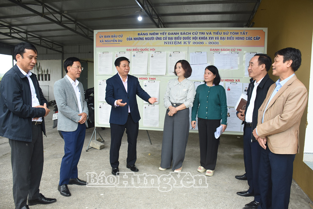 Đồng chí Chủ nhiệm Ủy ban Kiểm tra VV88 casino Nguyễn Quang Hưng kiểm tra công tác VV88id casino và khuyến mãi tại khu vực bỏ phiếu số 02 (thôn Cẩn Du, xã Nguyễn Du).