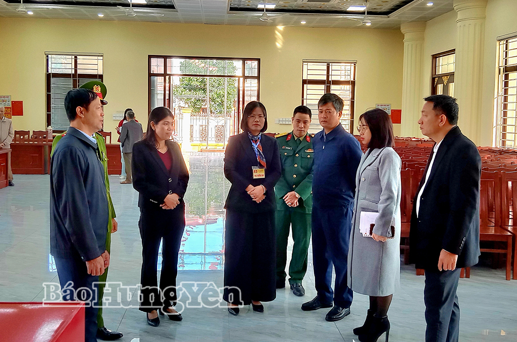 Đồng chí Phó Chủ tịch Thường trực HĐND tỉnh Lê Xuân Tiến kiểm tra công tác chuẩn bị cơ sở vật chất phục vụ VV88id casino và khuyến mãi tại xã Nghĩa Trụ.