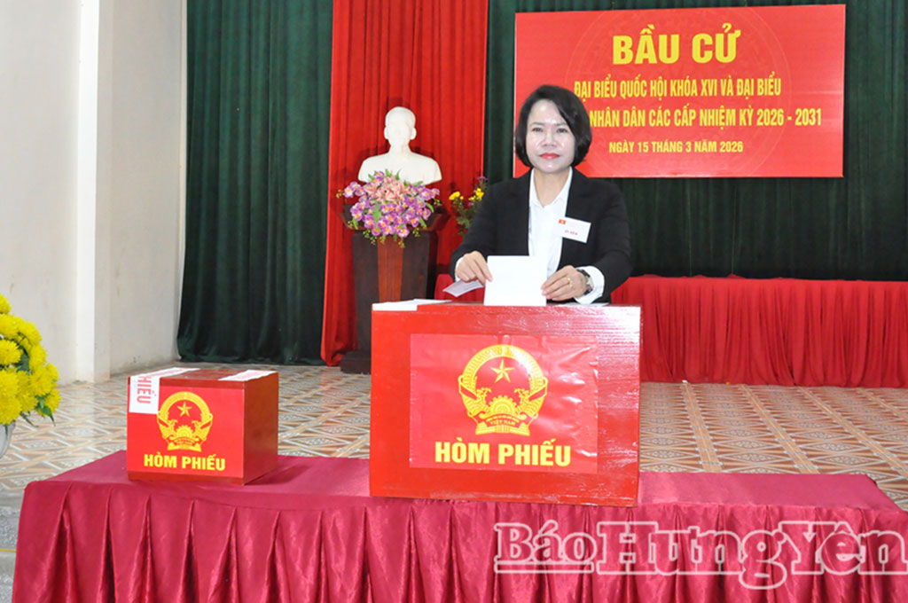   Đồng chí Quách Thị Hương, Hiệu trưởng Trường VV88 đăng ký nhận ngay 58k Nguyễn Văn Linh dự khai mạc và bỏ phiếu tại phường Phố Hiến