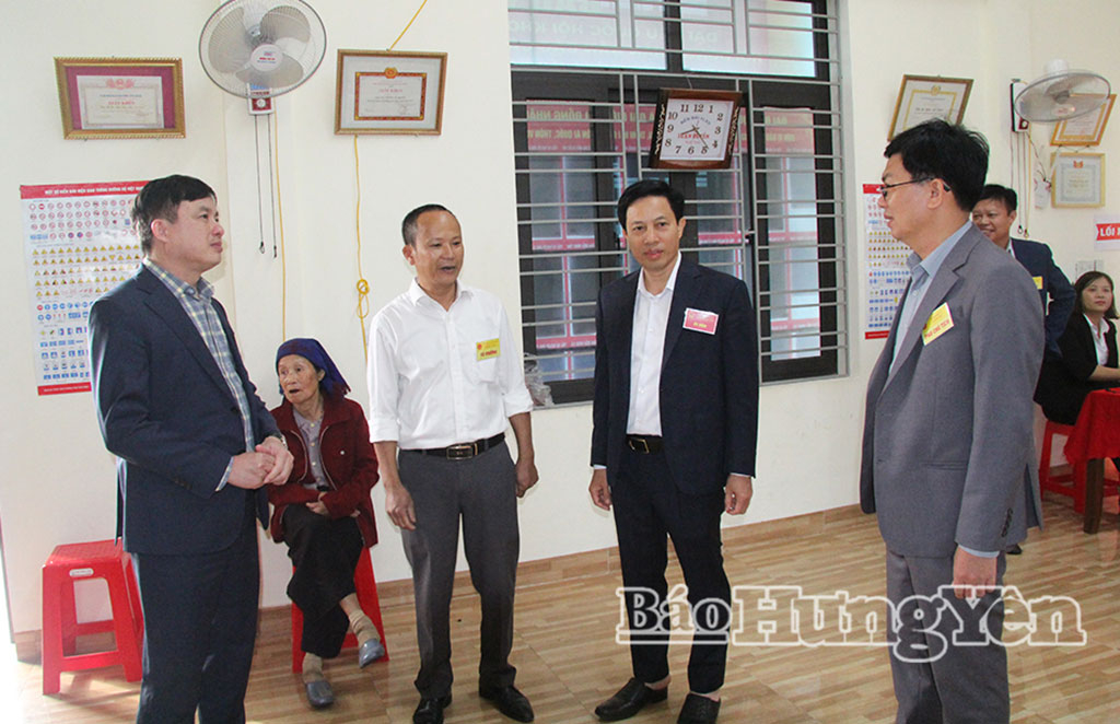   Đồng chí Lại Văn Hoàn, Phó Chủ tịch UBND tỉnh kiểm tra VV88id casino và khuyến mãi tại các xã Hưng Phú, Nam Cường, Tây Tiền Hải