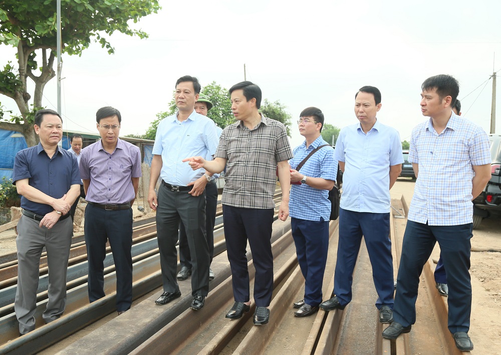   Đồng chí Phó Chủ tịch UBND tỉnh Lại Văn Hoàn kiểm tra tiến độ các công trình đê điều và phòng, chống thiên tai