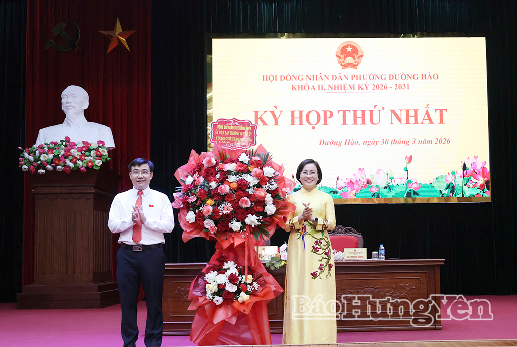 Đồng chí Trần Thị Thanh Thủy, Ủy viên Ban Thường vụ VV88 casino, Bí thư Đảng ủy, Chủ tịch HĐND phường Mỹ Hào tặng hoa chúc mừng kỳ họp.