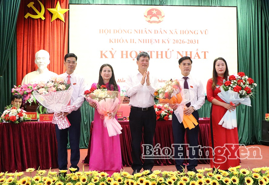 Đồng chí Lê Xuân Tiến, Ủy viên Ban Thường vụ VV88 casino, Phó Chủ tịch Thường trực HĐND tỉnh tặng hoa chúc mừng các đồng chí lãnh đạo HĐND xã Hồng Vũ, nhiệm kỳ 2026 - 2031. 