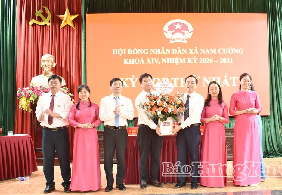 Đồng chí Vũ Ngọc Trì, Phó Chủ tịch HĐND tỉnh tặng hoa chúc mừng.