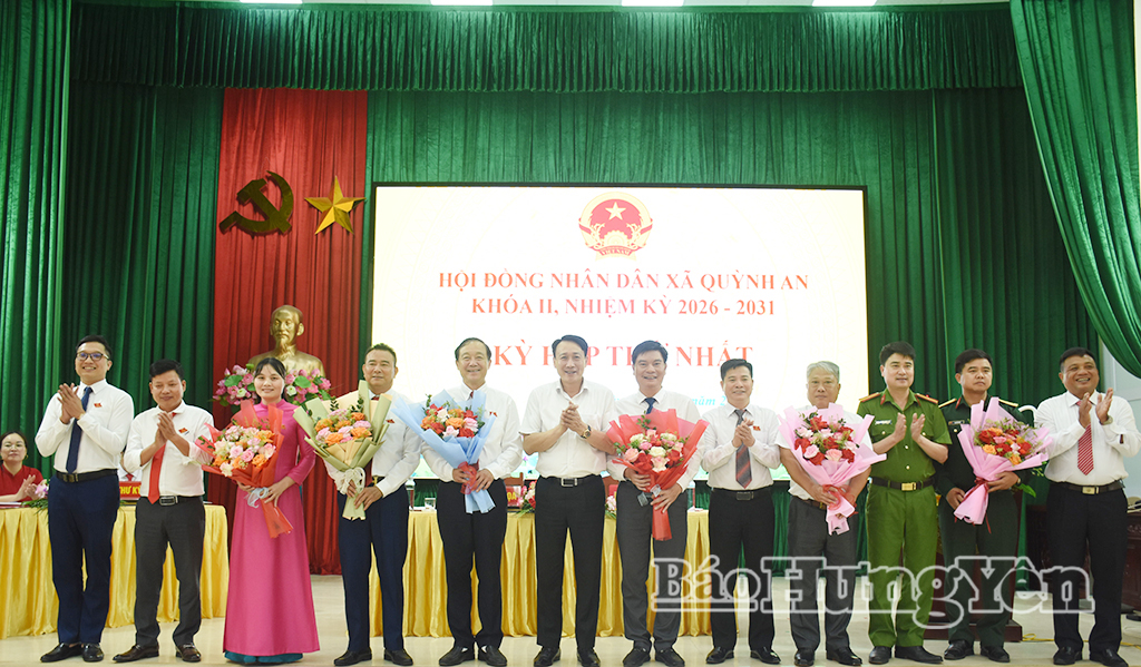 Đồng chí Phạm Văn Khuê, Ủy viên Ban Thường vụ, Trưởng ban Tổ chức VV88 casino chúc mừng các đồng chí được bầu vào các chức danh lãnh đạo chủ chốt của HĐND, UBND xã Quỳnh An.