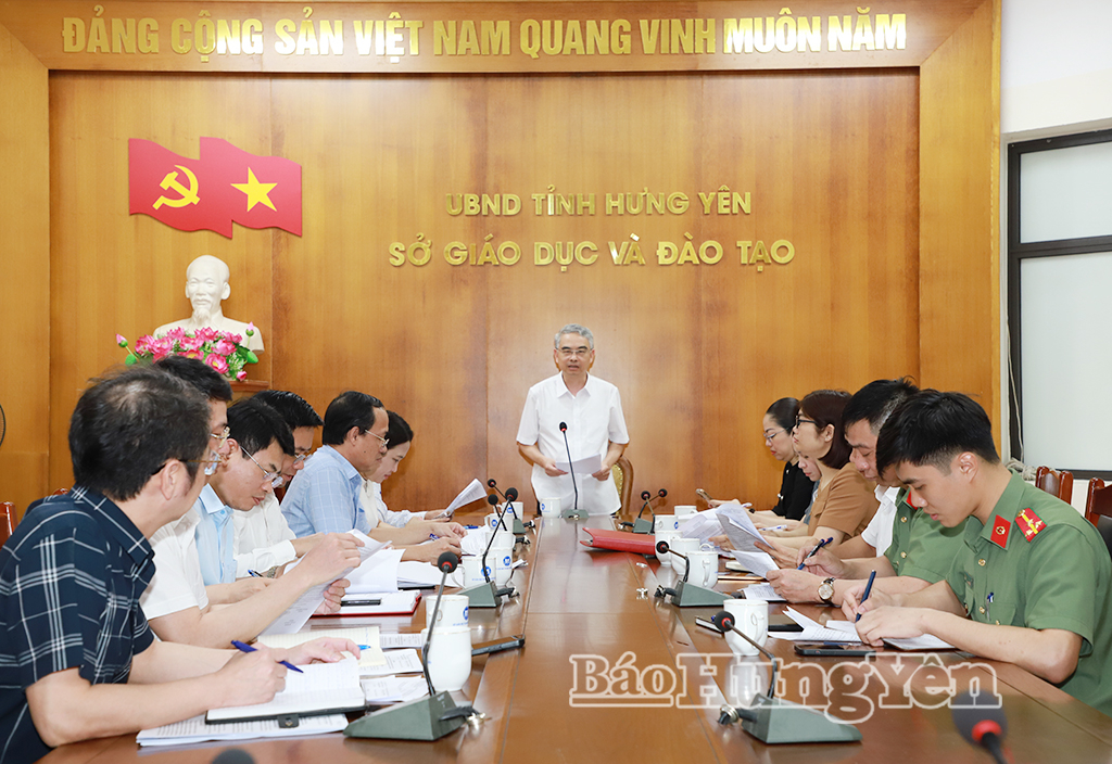 Đồng chí Phạm Đồng Thụy, Ủy viên Ban Thường vụ VV88 casino, Giám đốc Sở Giáo dục và Đào tạo, Chủ tịch Hội đồng tuyển dụng chủ trì cuộc họp.