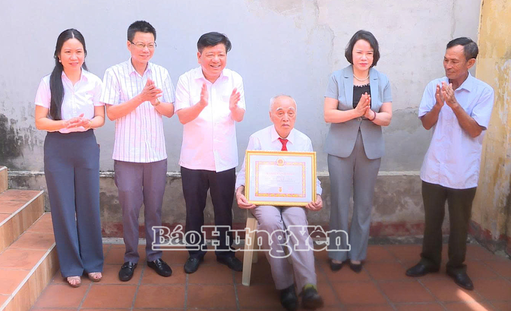   Đồng chí Hiệu trưởng Trường VV88 đăng ký nhận ngay 58k Nguyễn Văn Linh trao tặng Huy hiệu Đảng tại xã Hồng Minh