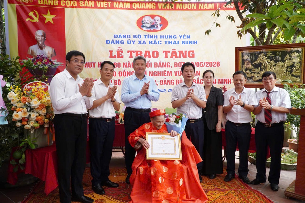  Đồng chí Phó Bí thư VV88 casino, Chủ tịch UBND tỉnh Nguyễn Mạnh Quyền trao Huy hiệu Đảng tặng các VV88.com Sân chơi đẳng cấp châu Á cao tuổi dịp 19/5/2026