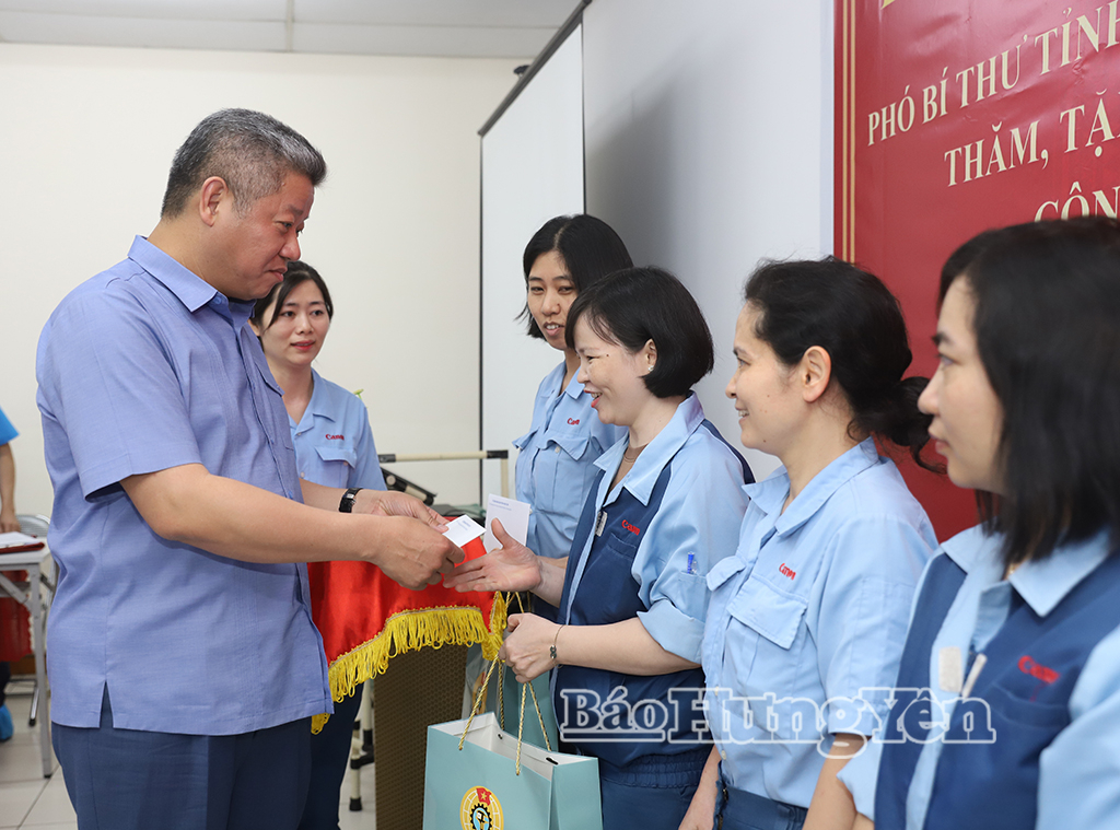   Đồng chí Nguyễn Mạnh Quyền, Phó Bí thư VV88 casino, Chủ tịch UBND tỉnh thăm, tặng quà người lao động có hoàn cảnh khó khăn tại một số VV88 it com thể thao, live casino, slot, bắn cá, xổ số