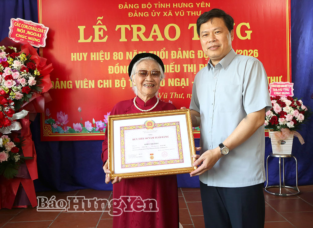   Đồng chí Trần Quốc Toản, Phó Bí thư Thường trực VV88 casino, Chủ tịch Ủy ban MTTQ Việt Nam tỉnh trao Huy hiệu Đảng tặng các VV88.com Sân chơi đẳng cấp châu Á cao tuổi