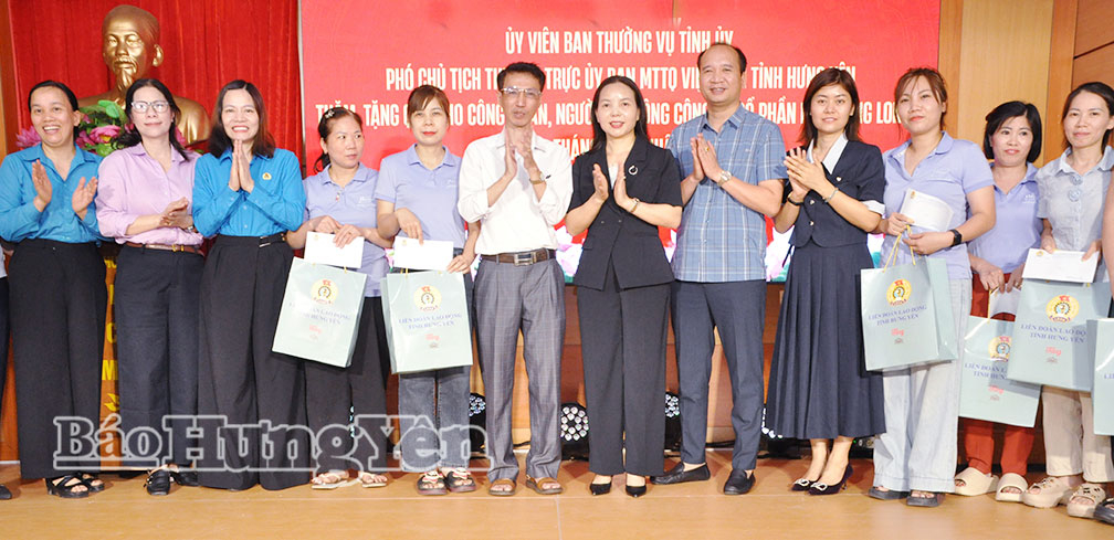   Đồng chí Phó Chủ tịch Thường trực Ủy ban MTTQ Việt Nam tỉnh Ngô Thị Kim Hoàn tặng quà cho người lao động có hoàn cảnh khó khăn
