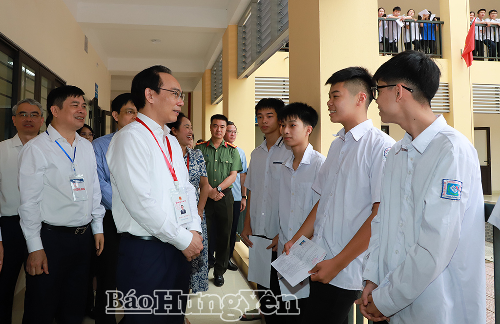 Bộ trưởng Bộ Giáo dục và Đào tạo Hoàng Minh Sơn thăm, động viên VV88 dự đoán xổ số ba miền siêu chính xác, thí sinh tại điểm thi Trường THPT Kim Động