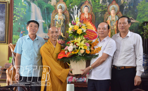   Các đồng chí lãnh đạo tỉnh: Thăm, tặng quà, chúc mừng các vị chức sắc, Phật tử trên địa bàn tỉnh