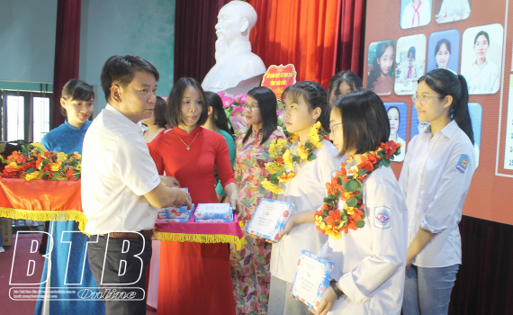   Vũ Thư: Biểu dương 45 giáo viên, 104 học sinh xuất sắc