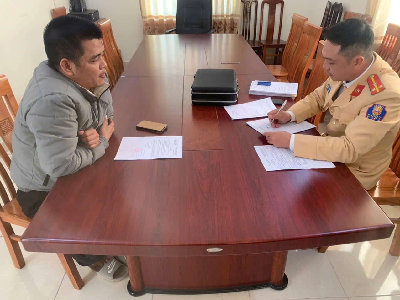   Xử lý vi phạm về trật tự an toàn VV88 dự đoán xổ số ba miền siêu chính xác qua hình ảnh do người dân cung cấp