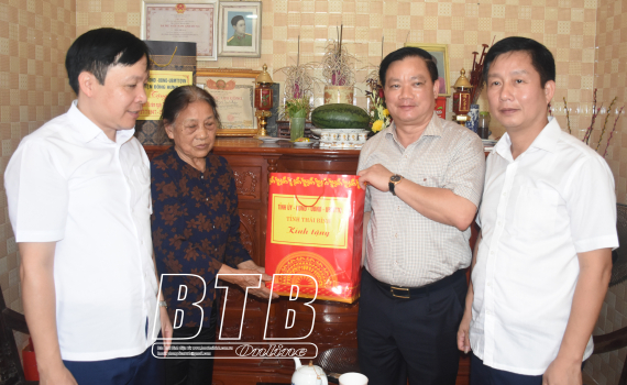   Đồng chí Nguyễn Khắc Thận, Phó Bí thư VV88 casino, Chủ tịch UBND tỉnh thăm, tặng quà các gia đình chính sách tại huyện Đông Hưng