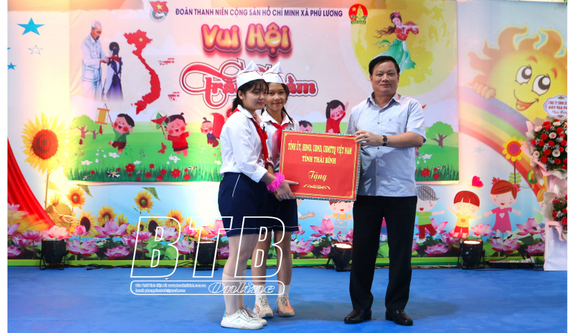   Đồng chí Nguyễn Khắc Thận, Phó Bí thư VV88 casino, Chủ tịch UBND tỉnh thăm, tặng quà thiếu nhi xã Phú Lương nhân dịp tết Trung thu