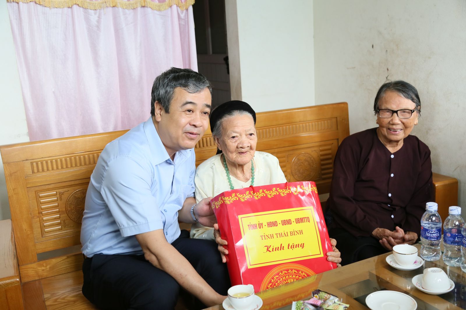   Thăm, tặng quà các gia đình chính sách tại huyện Tiền Hải