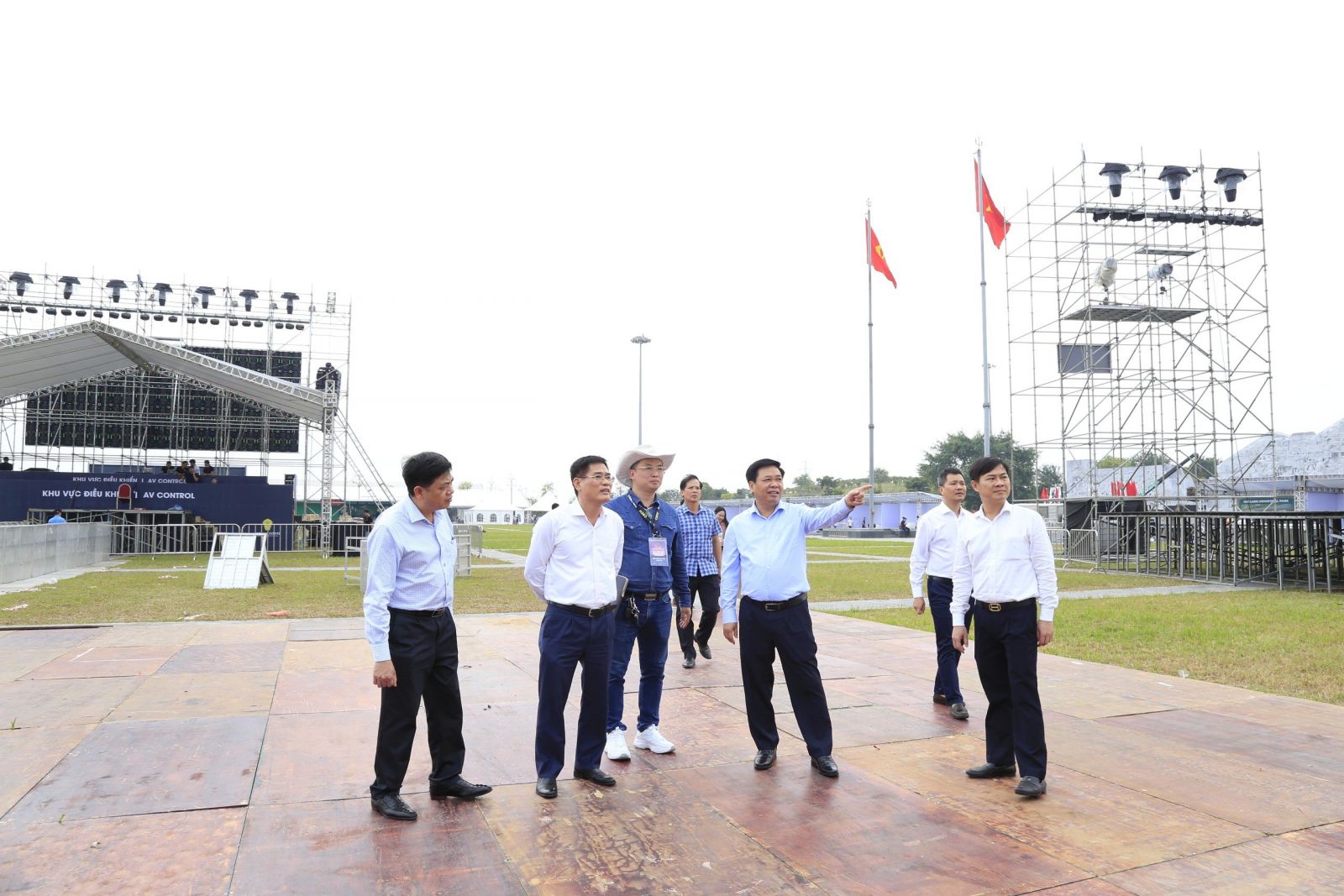   Đồng chí Phó Chủ tịch thường trực UBND tỉnh kiểm tra công tác chuẩn bị tổ chức chương trình 