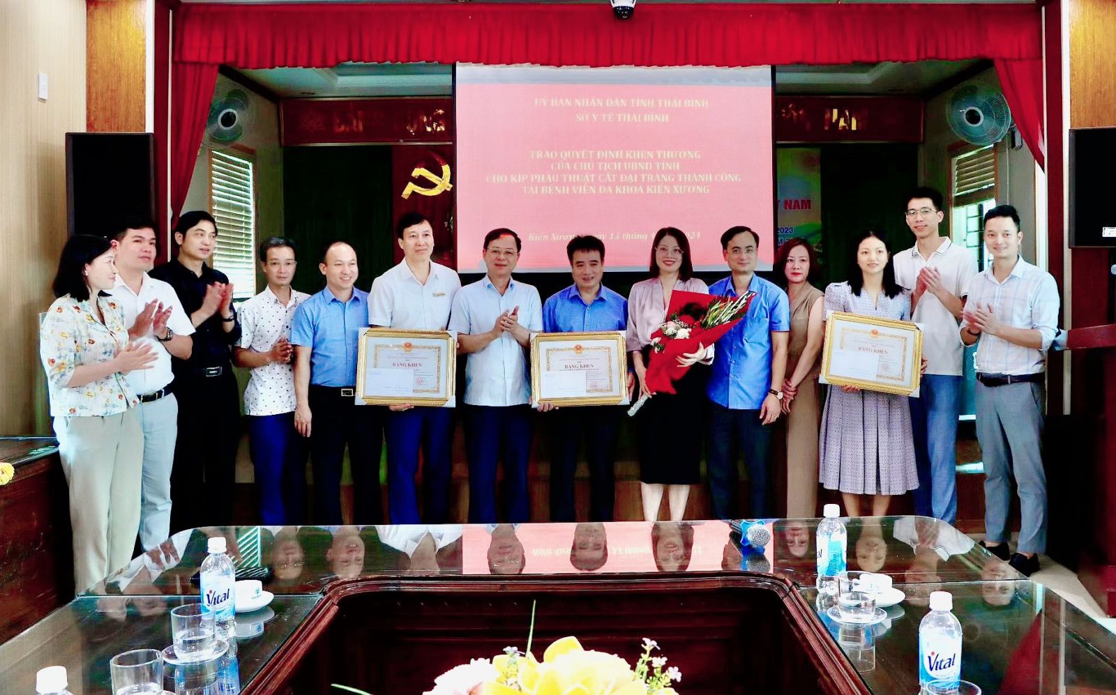   Chủ tịch UBND tỉnh khen thưởng kíp phẫu thuật xuyên đêm cứu bệnh nhân tại Bệnh viện Đa khoa huyện Kiến Xương