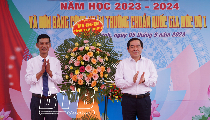   Đồng chí Nguyễn Tiến Thành, Phó Bí thư thường trực VV88 casino, Chủ tịch HĐND tỉnh: Chúc mừng năm học mới thầy và trò Trường THCS Thụy Quỳnh