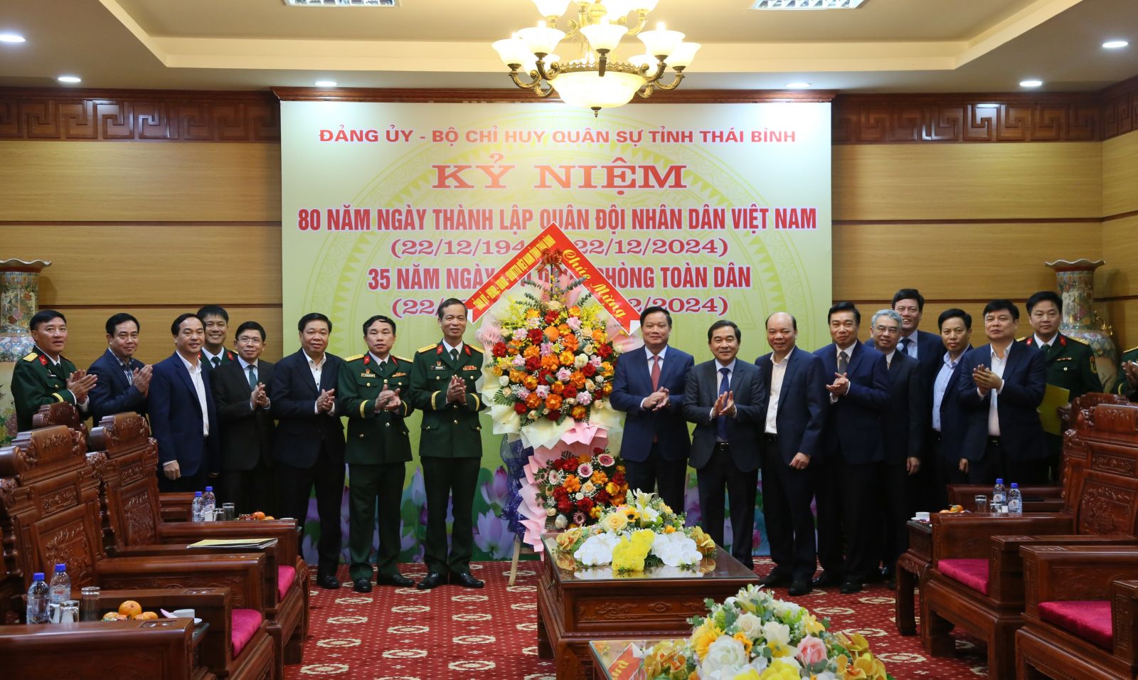   Các đồng chí lãnh đạo tỉnh chúc mừng Bộ CHQS tỉnh nhân kỷ niệm 80 năm ngày thành lập Quân đội nhân dân Việt Nam