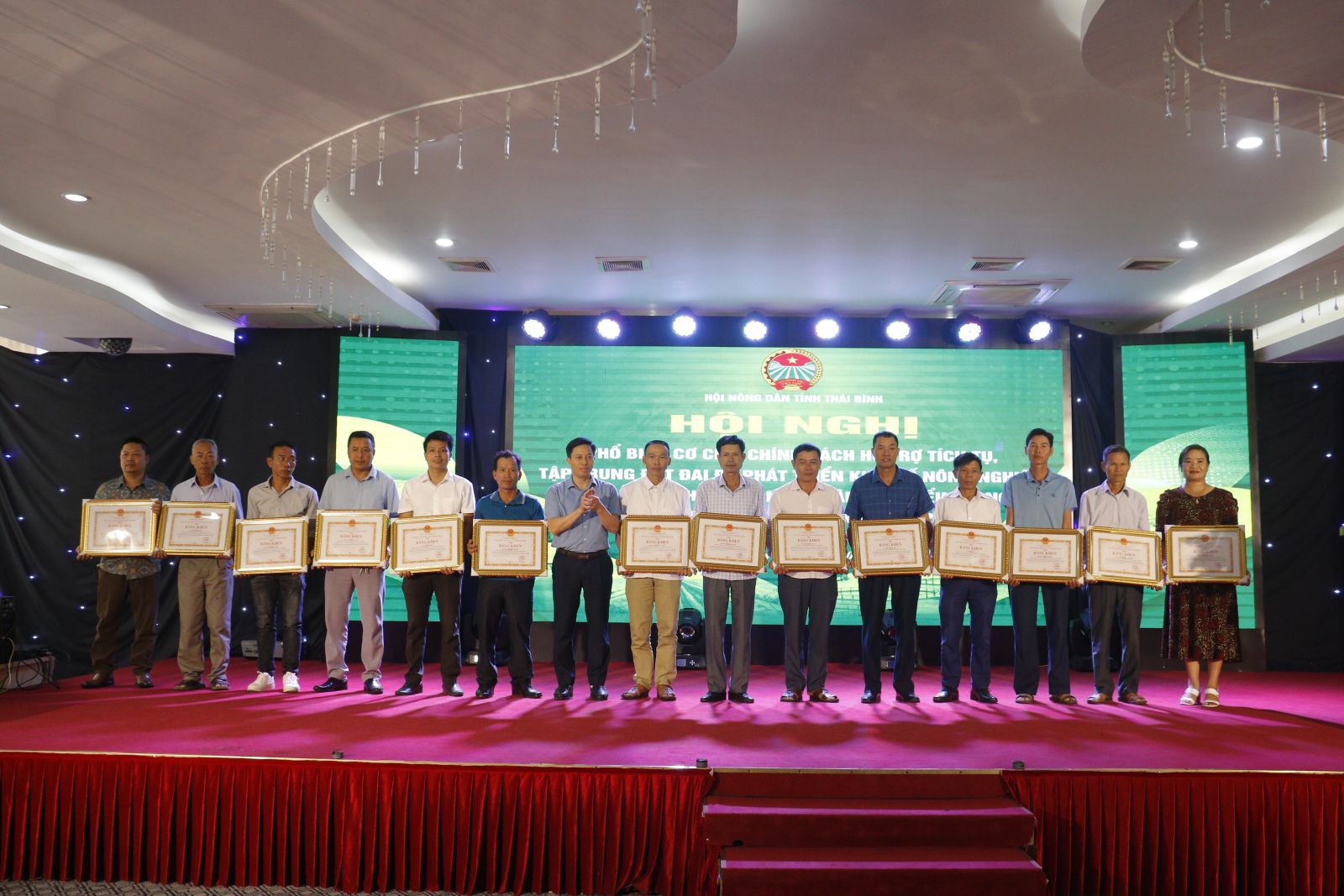   15 hội viên hội nông dân tiêu biểu trong tích tụ, tập trung đất đai được tặng bằng khen của UBND tỉnh