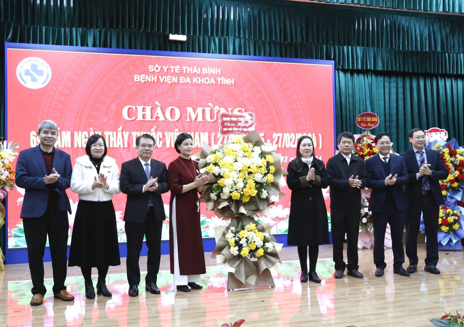   Đồng chí Phó Chủ tịch UBND tỉnh chúc mừng một số cơ sở y tế trên địa bàn thành phố Thái Bình