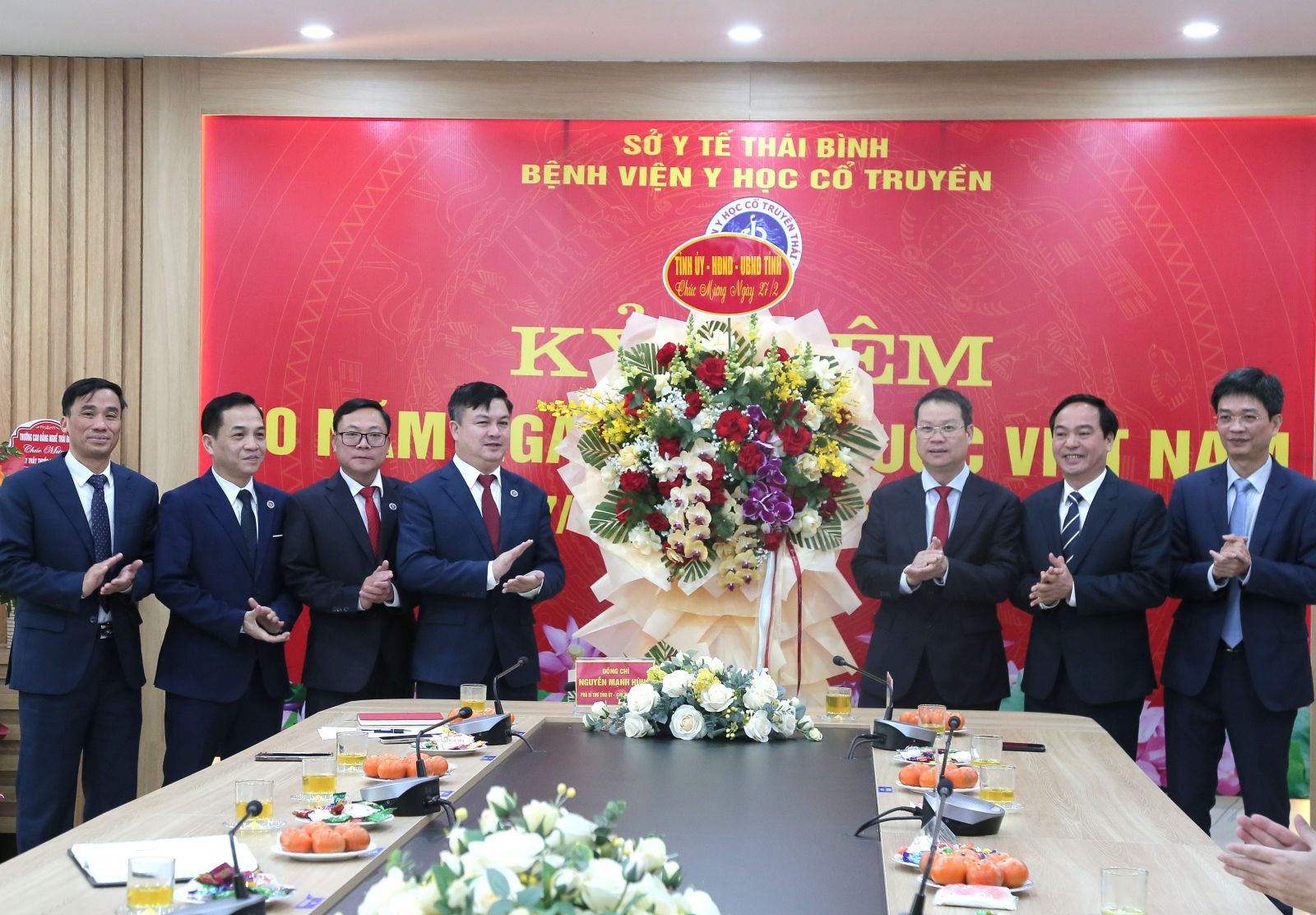   Đồng chí Nguyễn Mạnh Hùng, Phó Bí thư VV88 casino, Chủ tịch UBND tỉnh thăm, chúc mừng một số đơn vị y tế nhân ngày Thầy thuốc Việt Nam