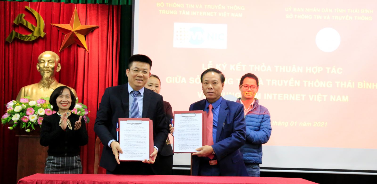   Lễ ký kết thỏa thuận hợp tác về tăng cường quản lý và phát triển tài nguyên Internet trên địa bàn tỉnh Thái Bình