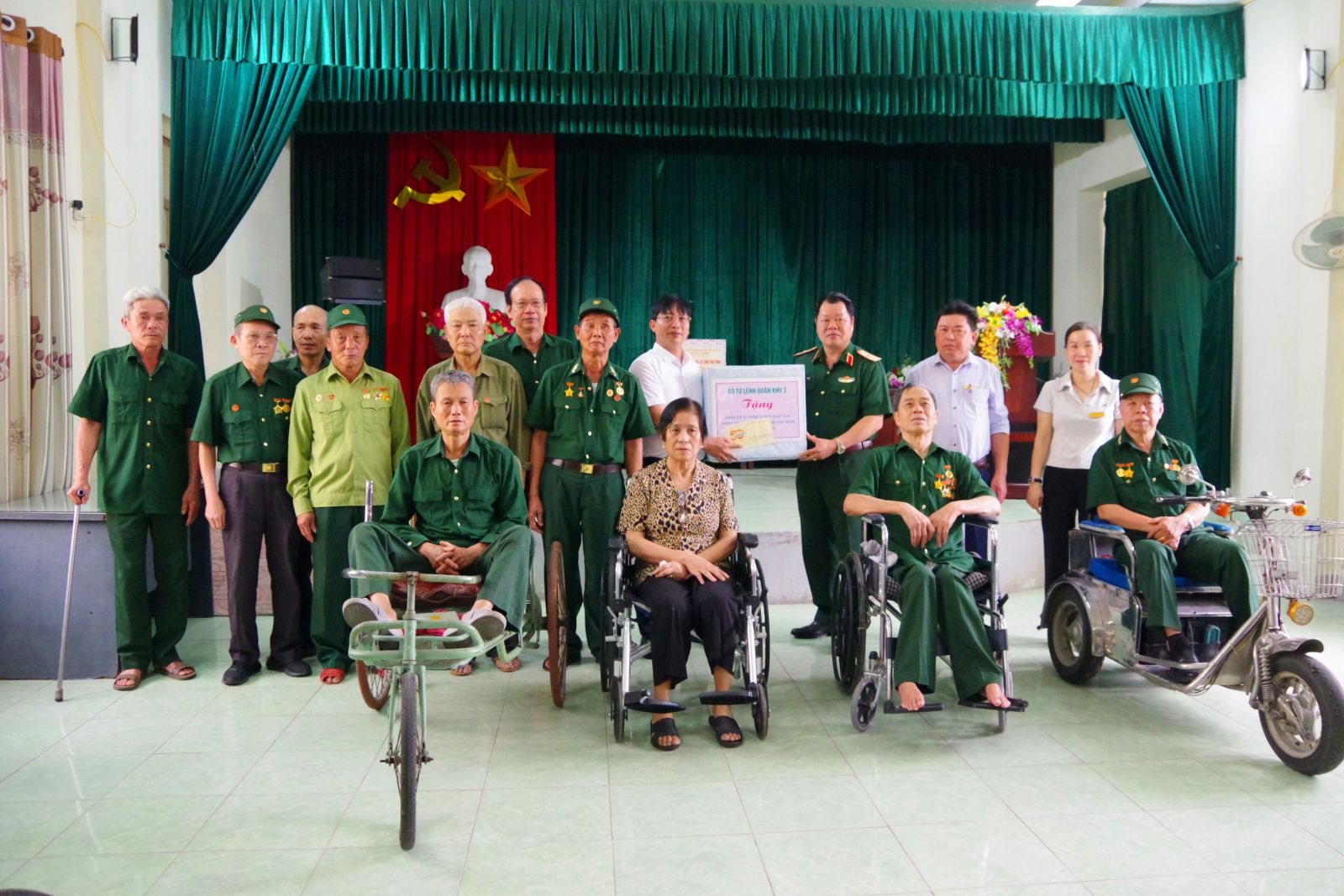   Tặng quà các đối tượng chính sách nhân dịp kỷ niệm 50 năm ngày giải phóng miền Nam, thống nhất đất nước