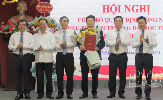   Công bố và trao quyết định công nhận chức vụ Hiệu trưởng Trường Đại học Thái Bình