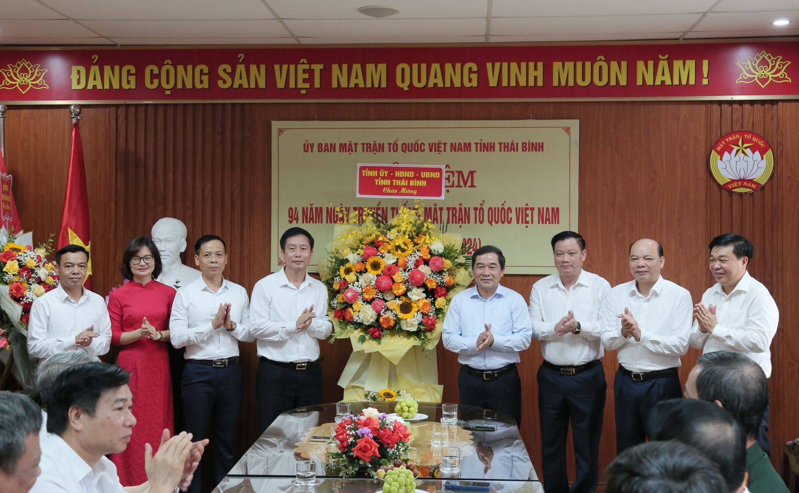   Các đồng chí lãnh đạo tỉnh chúc mừng Ủy ban MTTQ tỉnh nhân kỷ niệm ngày truyền thống